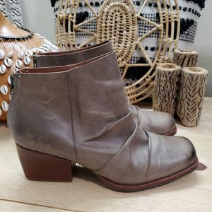 Kork Ease Kissel Ankle Boots Booties Burnished Taupe Leather Ruched10M